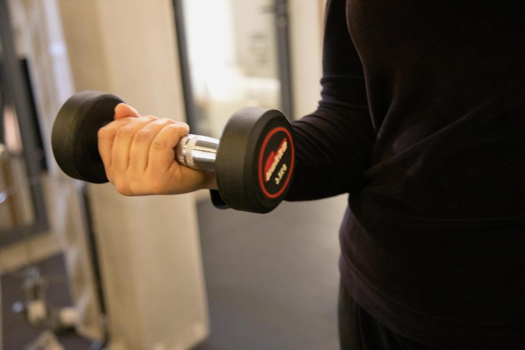 One Hotel Καζαμπλάνκα Εξωτερικό φωτογραφία A man lifting a dumbbell